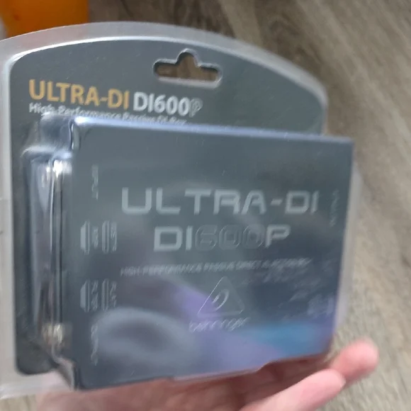 Behringer UMC204HD Audio Interface - Picture 3 of 11